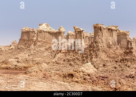 Hohe Felsformationen ragen in der Danakil-Depression wie in der Steinfelsstadt auf. Landschaft wie Mondlandschaft, Danakil-Depression, Äthiopien, Afrika Stockfoto