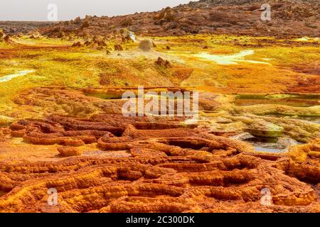 Farbenfrohe, abstrakte apokalyptische Landschaft wie Mondlandschaft des Dallol Lake im Krater des Dallol-Vulkans, Danakil Depression, Äthiopien Stockfoto