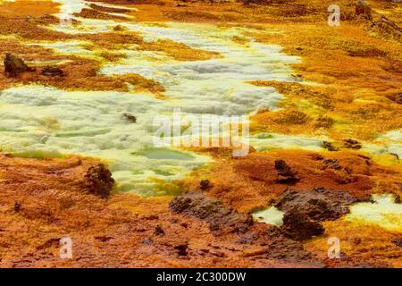 Farbenfrohe, abstrakte apokalyptische Landschaft wie Mondlandschaft des Dallol Lake im Krater des Dallol-Vulkans, Danakil Depression, Äthiopien Stockfoto