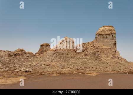 Hohe Felsformationen ragen in der Danakil-Depression wie in der Steinfelsstadt auf. Landschaft wie Mondlandschaft, Danakil-Depression, Äthiopien, Afrika Stockfoto