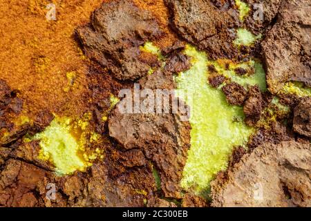 Farbenfrohe, abstrakte apokalyptische Landschaft wie Mondlandschaft des Dallol Lake im Krater des Dallol-Vulkans, Danakil Depression, Äthiopien Stockfoto