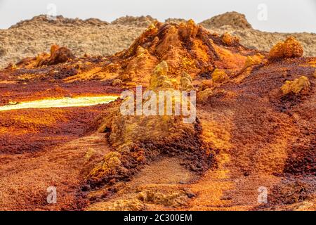 Farbenfrohe, abstrakte apokalyptische Landschaft wie Mondlandschaft des Dallol Lake im Krater des Dallol-Vulkans, Danakil Depression, Äthiopien Stockfoto