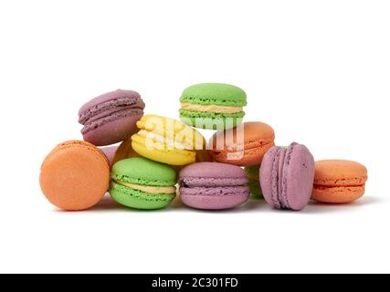 Rund gebackene Mandelmehlkuchen Makarons, Dessert ist stapelförmig angelegt und auf weißem Grund isoliert Stockfoto