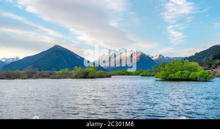 Berge und See im Abendlicht, Glenorchy Lagoon, Glenorchy, in der Nähe von Queenstown, Südinsel, Neuseeland Stockfoto