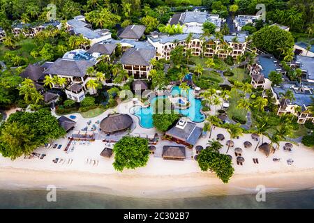 Luftaufnahme, der Strand von Flic en Flac mit dem Luxushotel Hilton Resort & Spa und Palmen, Mauritius, Afrika Stockfoto