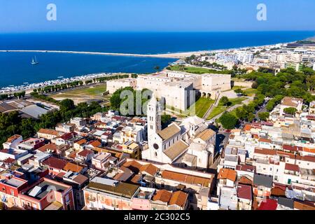 Luftaufnahme von Castello Svevo und Kathedrale Basilika Santa Maria Maggiore, Region Trani, Barletta, Apulien, Italien Stockfoto