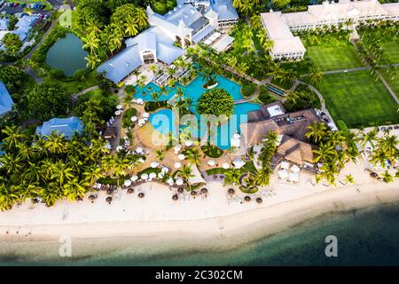 Luftaufnahme, der Strand von Flic en Flac mit dem Luxushotel Sugar Beach Resort & Spa und Palmen, Mauritius, Afrika Stockfoto