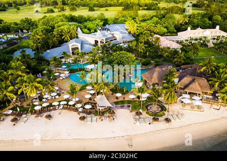 Luftaufnahme, der Strand von Flic en Flac mit dem Luxushotel Sugar Beach & Spa und Palmen, Mauritius, Afrika Stockfoto