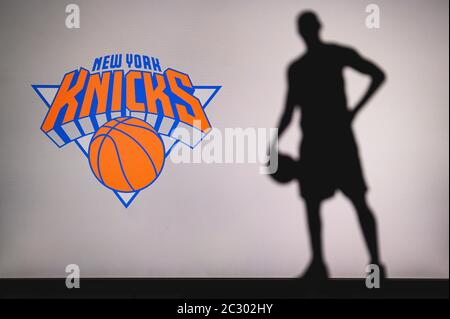 NEW YORK, USA, 18. JUN 2020: New York Knicks Logo des professionellen Basketballclubs in der amerikanischen Liga. Silhouette des Basket-Spielers im Vordergrund. Sport Stockfoto