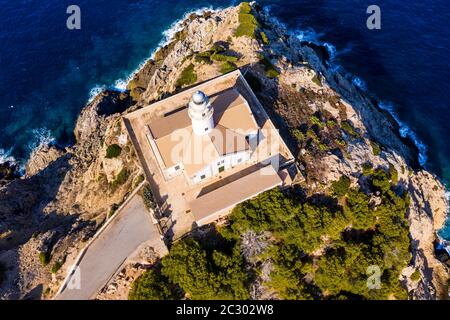 Luftaufnahme, Leuchtturm Far de Capdepera mit Klippen, Cala Ratjada, Mallorca, Balearen, Spanien Stockfoto