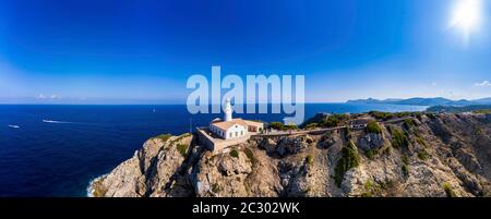 Luftaufnahme, Leuchtturm Far de Capdepera mit Klippen, Cala Ratjada, Mallorca, Balearen, Spanien Stockfoto