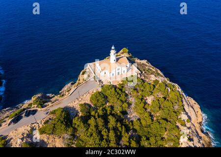 Luftaufnahme, Leuchtturm Far de Capdepera mit Klippen, Cala Ratjada, Mallorca, Balearen, Spanien Stockfoto