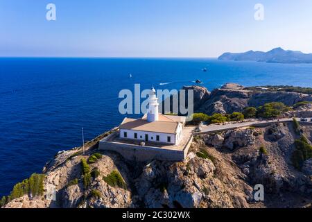 Luftaufnahme, Leuchtturm Far de Capdepera mit Klippen, Cala Ratjada, Mallorca, Balearen, Spanien Stockfoto