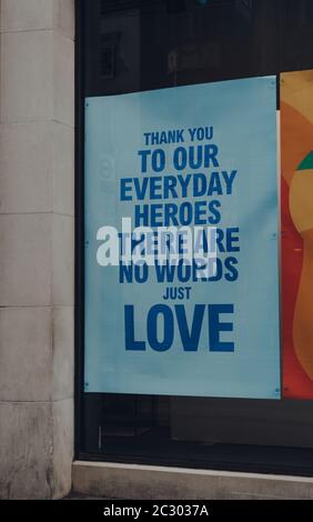 Danke, dass Sie sich im Fenster eines Geschäfts in der New Oxford Street, London, Großbritannien, selektiver Fokus. Stockfoto