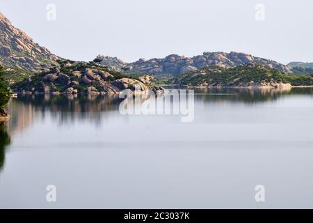 Erstaunliche Landschaft des Samilpo Sees. Wunderbare Reflexionen und kleine Insel. Es ist eines der Nordkoreas benannten Naturdenkmäler Stockfoto