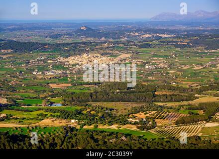 Blick vom Berg Puig de Randa über das Landesinnere der Insel mit dem Dorf Montuiri, Region Pla de Mallorca, Mallorca, Balearen Stockfoto