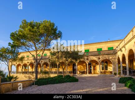 Torbogen im Kloster Santuari de Nostra Senyora de Cura, Puig de Randa, Region Pla de Mallorca, Mallorca, Balearen, Spanien Stockfoto