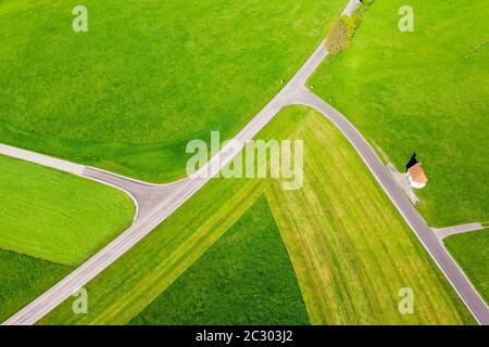 Kulturlandschaft, Wiesen und Straßenkreuzungen, Kapelle St. Antonius, bei Hopferau, Drohnenaufnahme, Ostallgäu, Allgäu, Schwaben, Bayern, Deutschland Stockfoto