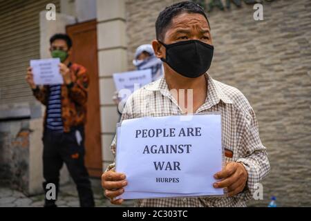 Ein Aktivist, der der Human Rights and Peace Society Nepal angeschlossen ist, hält ein Plakat während des Protestes in Kathmandu, der zu einer friedlichen Lösung des Grenzstreits zwischen Indien und China aufruft. Nach indischen Medienberichten wurden zwanzig Mitarbeiter der indischen Armee, darunter ein Oberst, bei dem Zusammenstoß mit chinesischen Truppen in der östlichen Region Ladakh getötet. Stockfoto