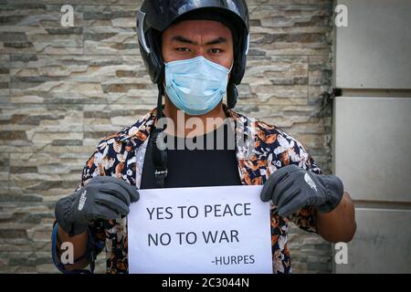 Ein Aktivist, der der Human Rights and Peace Society Nepal angeschlossen ist, hält ein Plakat während des Protestes in Kathmandu, der zu einer friedlichen Lösung des Grenzstreits zwischen Indien und China aufruft. Nach indischen Medienberichten wurden zwanzig Mitarbeiter der indischen Armee, darunter ein Oberst, bei dem Zusammenstoß mit chinesischen Truppen in der östlichen Region Ladakh getötet. Stockfoto