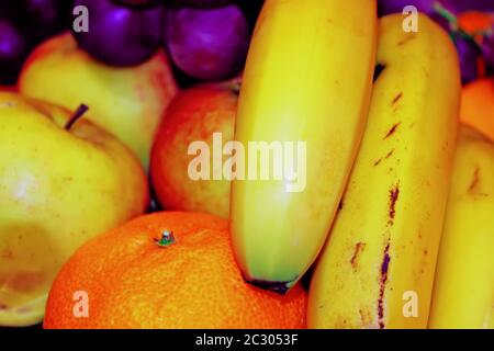 Äpfel, Mandarinen, Trauben und Bananen. Hintergrund verschiedener Früchte Stockfoto