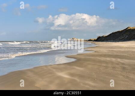 Wasserrand am Strand von Borkum, Ostfriesische Insel, Niedersachsen, Deutschland Stockfoto