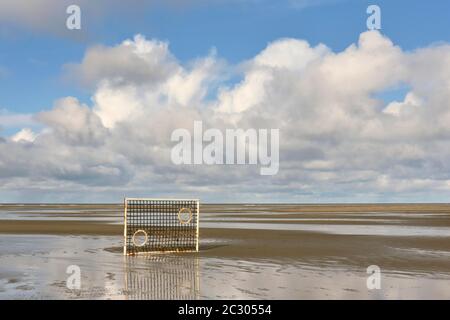 Wasserrand am Strand von Borkum, Ostfriesische Insel, Niedersachsen, Deutschland Stockfoto