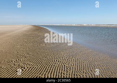 Wasserrand am Strand von Borkum, Ostfriesische Insel, Niedersachsen, Deutschland Stockfoto