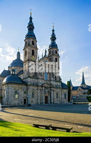 Barocke Fuldaer Kathedrale, St. Salvator Kathedrale, mittelalterliche St. Michaelskirche im Hintergrund, Fulda, Hessen, Deutschland Stockfoto