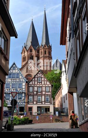 Romanische Marienkirche, Fachwerkhäuser am Untermarkt, Gelnhausen, Main-Kinzig, Hessen, Deutschland Stockfoto