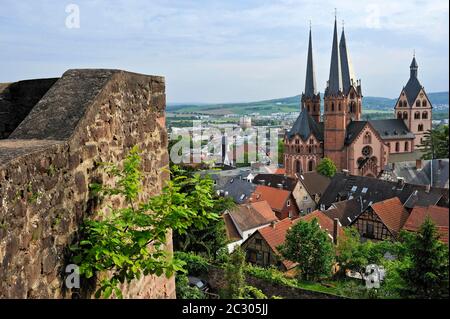 Blick vom Halbmondturm auf die mittelalterliche Stadtbefestigung, romanische Marienkirche, Gelnhausen, Main-Kinzig-Kreis, Hessen, Deutschland Stockfoto