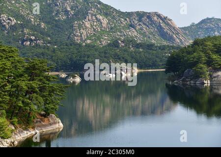 Erstaunliche Landschaft des Samilpo Sees. Wunderbare Reflexionen und kleine Insel. Es ist eines der Nordkoreas benannten Naturdenkmäler Stockfoto