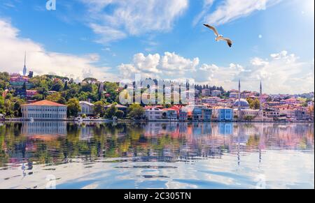 Beylerbeyi Moschee im Uskudar Bezirk von Istanbul, Türkei. Stockfoto