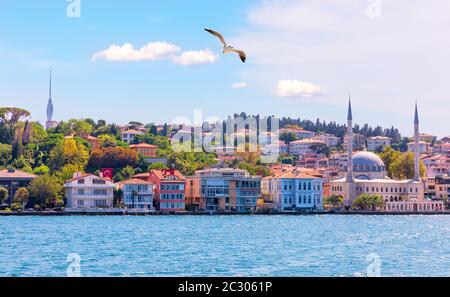 Beylerbeyi-Moschee auf der asiatischen Seite des Bosporus, Istanbul. Stockfoto