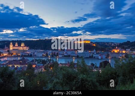 Stadtansicht bei Dämmerung, Blick auf die Altstadt vom Aussichtspunkt der Wallfahrtskirche Mariahilf, Passau, Niederbayern, Bayern, Deutschland Stockfoto