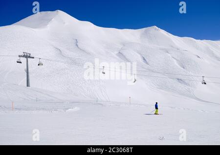 Schneebedeckte Berge, Skipiste, Arrezjochbahn, Sessellift im Skigebiet Serfaus Fiss Ladis, Tirol, Österreich Stockfoto