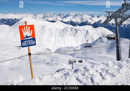 Lawinengefahr Warnschild, verschneite Bergkette, Panoramablick vom Masnerkopf, Skigebiet Serfaus Fiss Ladis, Tirol, Österreich Stockfoto