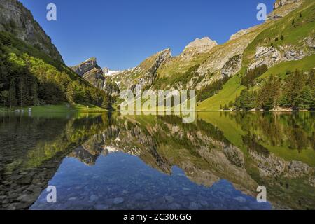 Berge spiegeln sich im Seepsee, hinter dem Saentis, Alpstein, Kanton Appenzell, Schweiz Stockfoto