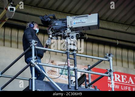 Northampton, Großbritannien. Juni 2020. TV Kameras Vorspiel während der Sky Bet League 2 Play Off Semi Final erste Etappe Spiel zwischen Northampton Town und Cheltenham Town im Sixfields Stadium, Northampton am 18. Juni 2020. Foto von David Horn. Kredit: Prime Media Images/Alamy Live Nachrichten Stockfoto