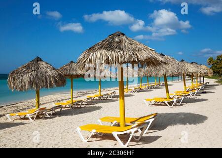 Liegestühle und Sonnenschirme am Strand Playa Ancon, Trinidad, Kuba Stockfoto