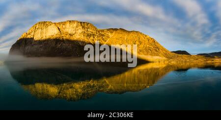 Landschaft mit Bergen an der Küste, Buchan Golf, Baffin Island, Nunavut, Nord-Kanada Stockfoto