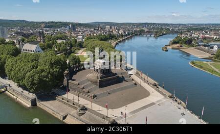 Deutsche Ecke mit der Reiterstatue von Kaiser Wilhelm am Zusammenfluss von Rhein und Mosel in Koblenz, Rheinland-Pfalz Stockfoto