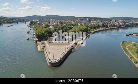 Deutsche Ecke mit der Reiterstatue von Kaiser Wilhelm am Zusammenfluss von Rhein und Mosel in Koblenz, Rheinland-Pfalz Stockfoto