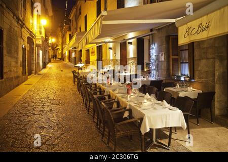 Essen im Freien in einer Gasse in der Altstadt am Abend, Pollenca, Mallorca, Spanien, Europa Stockfoto