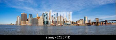 Blick vom Pier 1 über den East River auf die Skyline von Lower Manhattan mit Brooklyn Bridge, Dumbo, Downtown Brooklyn, Brooklyn, New York, USA Stockfoto