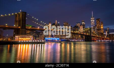 Blick vom Main Street Park bei Nacht über den East River auf die Skyline von Lower Manhattan, Brooklyn Bridge, Dumbo, Downtown Brooklyn, Brooklyn, New Stockfoto