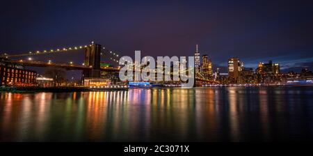 Blick vom Main Street Park bei Nacht über den East River auf die Skyline von Lower Manhattan, Brooklyn Bridge, Dumbo, Downtown Brooklyn, Brooklyn, New Stockfoto