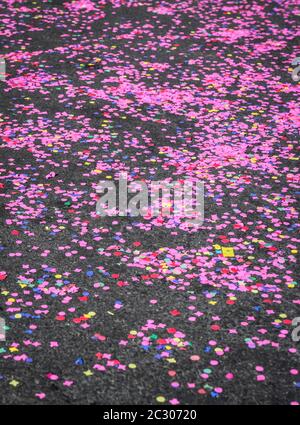 Bunte Konfetti nach einer Karnevalsprozession auf der Straße, Rosenmontag, Guedismaentig, Luzerner Karneval, Luzern, Schweiz Stockfoto