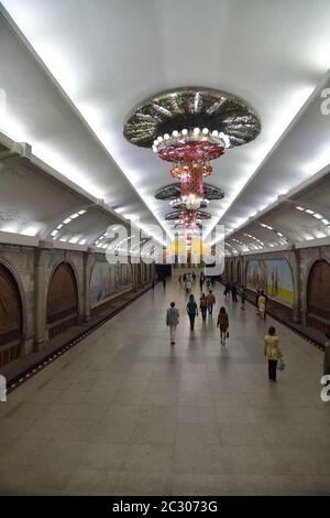 Pjöngjang, Nordkorea - 1. Mai 2019: Menschen an der U-Bahnstation Puhung in der Pjöngjang Metro Stockfoto