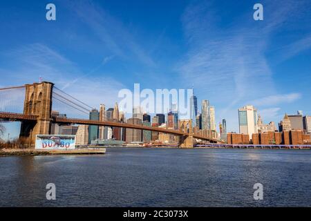 Blick vom Main Street Park über den East River auf die Skyline von Lower Manhattan mit Brooklyn Bridge, Dumbo, Downtown Brooklyn, Brooklyn, New York Stockfoto